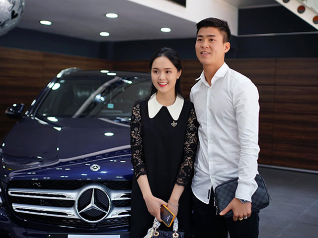 Ô tô - Trung vệ Duy Mạnh đội tuyển Việt Nam tậu xe Mercedes-Benz GLC 300 cùng bạn gái