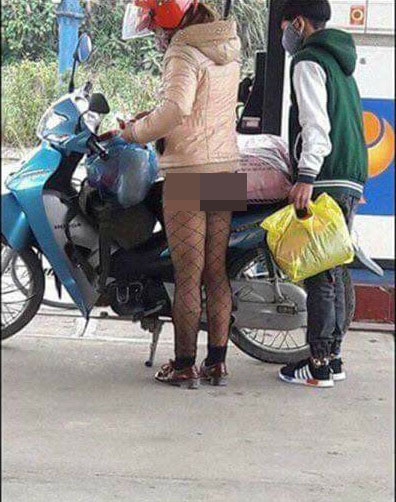 Người phụ nữ mặc độc một chiếc quần tất lưới hở cả nội y. 