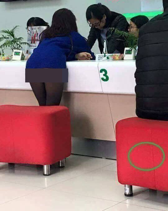 Dù đã mặc quần tất nhưng không thể không chú ý đến độ ngắn của trang phục như cô gái này. 