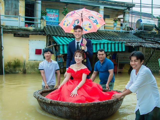 Bạn trẻ - Cuộc sống - Cưới ngày mưa bão, chú rể Quảng Ngãi đón dâu bằng "siêu xe" thuyền thúng