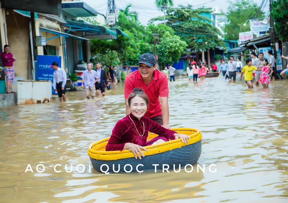 Cưới ngày mưa bão, chú rể Quảng Ngãi đón dâu bằng "siêu xe" thuyền thúng - 8