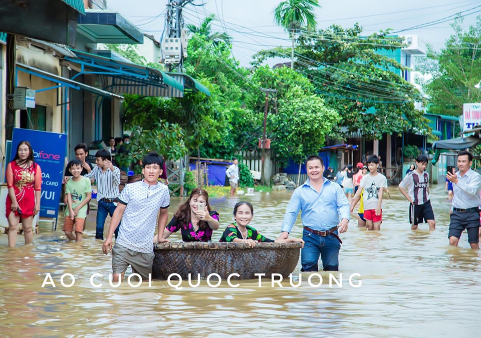 Cưới ngày mưa bão, chú rể Quảng Ngãi đón dâu bằng "siêu xe" thuyền thúng - 7