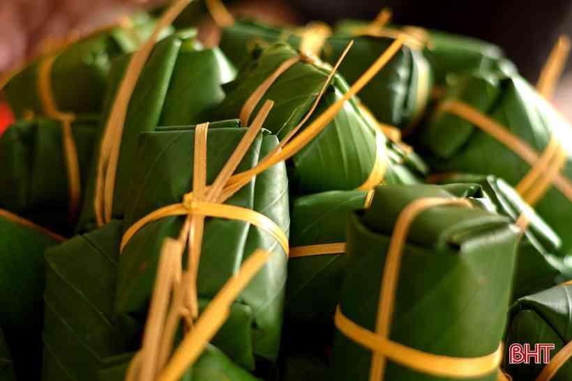 Theo kinh nghiệm của nhiều hộ dân gói bánh cho biết, sở dĩ lá gói bánh được dùng bằng lá chuối rừng thay cho lá chuối thông thường bởi mùi thơm đặc trưng từ lá, màu sắc đẹp mắt cho bánh khi đã nấu chín và đặc biệt bánh gói bằng loại lá này không bị chát, đắng...&nbsp;