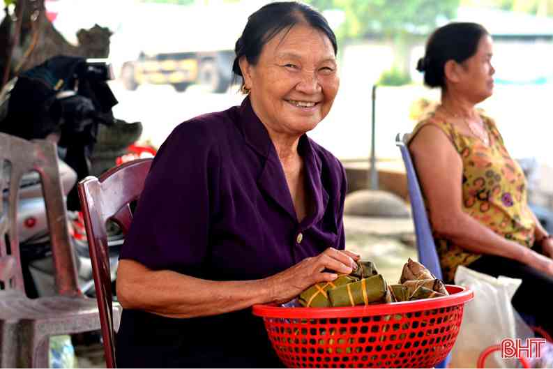Câu chuyện của những người bán bánh đầu ngã ba chợ Voi (xã Kỳ Phong, huyện Kỳ Anh, Hà Tĩnh) giúp chúng tôi hiểu thêm cái tên loại bánh gắn liền với ngôi chợ lâu nay. Bà Nguyễn Thị Huân (thôn Tân Phong, Kỳ Phong), người có thâm niên bán bánh tày ở chợ Voi gần 30 năm nay chia sẻ:&nbsp;Sở dĩ có cái tên bánh tày chợ Voi vì bao nhiêu đời người làm bánh tày ở xã Kỳ Bắc đều đưa bánh lên chợ Voi để bán, như thành nếp quen, du khách xa gần cứ gọi theo cái tên bánh tày chợ Voi để dễ nhớ, dễ quen...