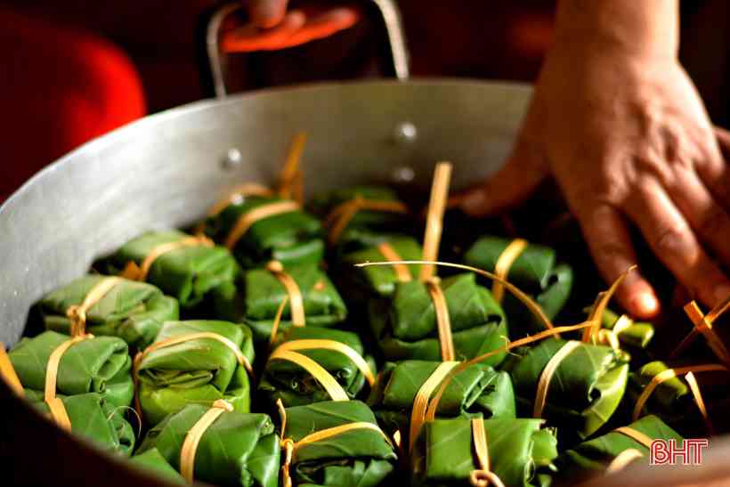Chia sẻ kinh nghiệm làm bánh tày ngon, anh Lợi nói:&nbsp;Bánh tày muốn ngon ngoài những nguyên liệu phải được chọn lựa kĩ lưỡng thì quá trình gói bánh cũng đòi hỏi người thợ phải có kỹ thuật. Khi gói bánh phải chèn lá, gói chặt tay nhưng không để rách lá để bánh có khuôn đẹp và tránh bánh bị vỡ khi luộc&nbsp;