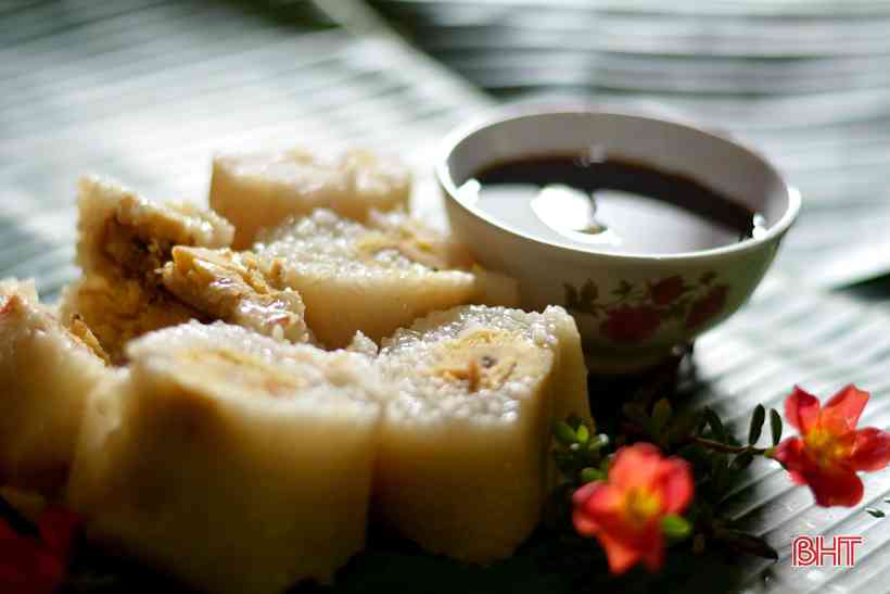 Nhân bánh đậm đà, dậy vị, đặc biệt khi thưởng thức món bánh này người làng bánh “bật mí” cách ăn đúng điệu thì nên ăn cùng với mật mía.