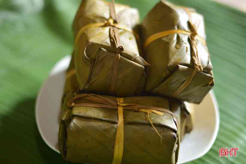 Bánh chín, nhìn bên ngoài lá sẽ ngả vàng úa nhẹ&nbsp;