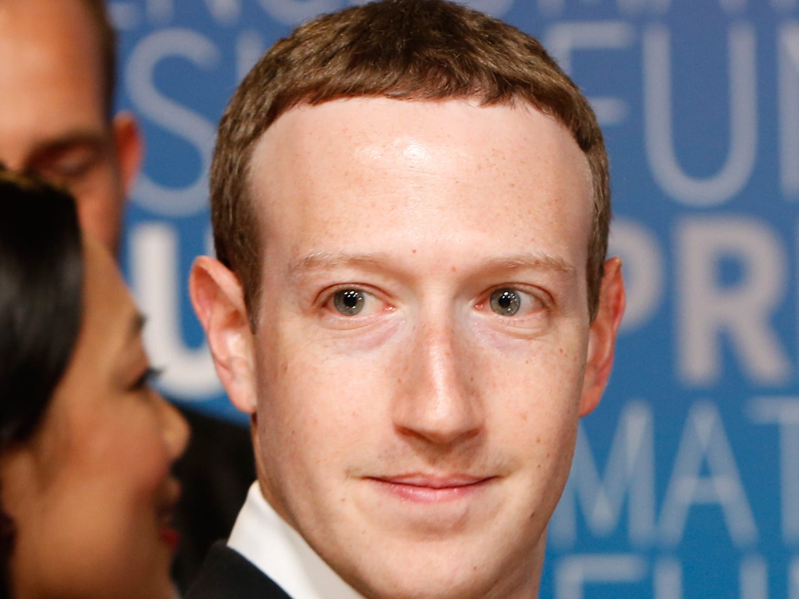 Mái tóc của ông chủ Facebook là chủ đề bàn tán sôi nổi trong thời gian vừa qua (Nguồn: BI)