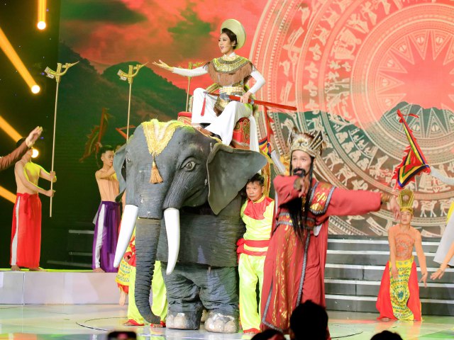 Giải trí - Nữ MC "cưỡi voi" lên sân khấu trở thành quán quân "Duyên dáng Bolero 2019"