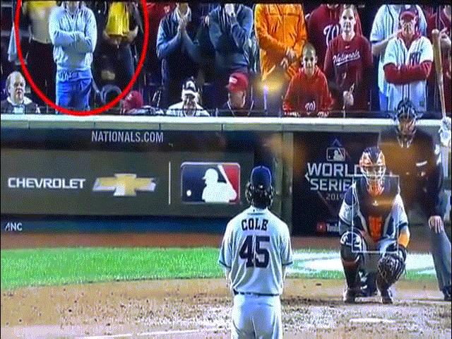 Phi thường - kỳ quặc - Hai cô gái "nóng bỏng" cố ý vén áo lộ ngực trong trận đấu bóng chày bị phạt nặng