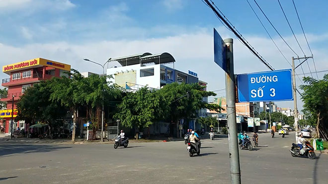 Khu vực hai cô gái đánh nhau. Hai nhóm người hiếu kỳ sau đó cũng lao vào hỗn chiến.