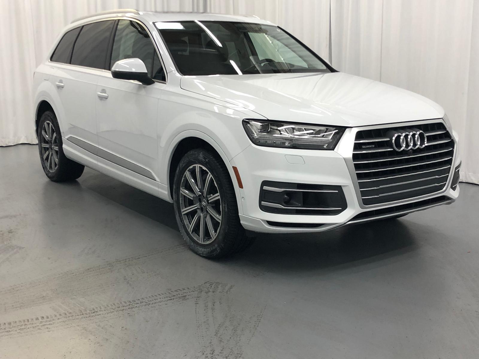 Trong tháng 10 này, khách hàng mua Audi Q7 quattro được hỗ trợ lệ phí trước bạ 300 triệu đồng