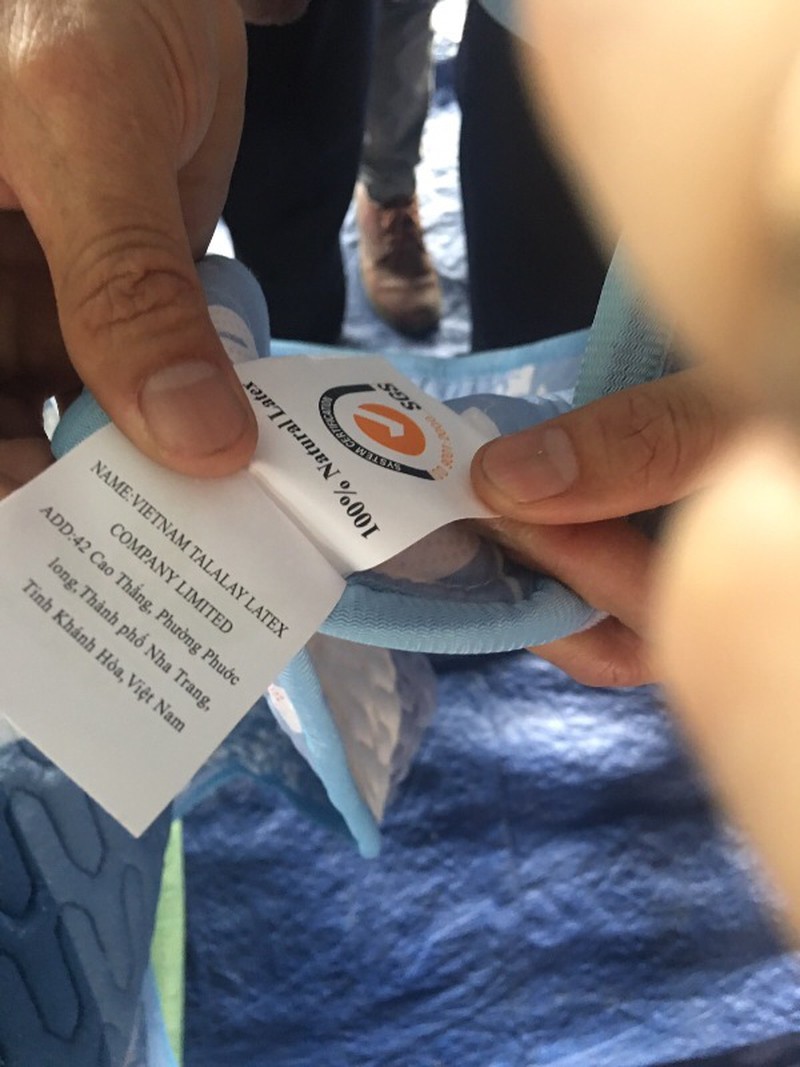 Bảy tấn chăn gối nệm Trung Quốc giả xuất xứ Việt Nam - 2