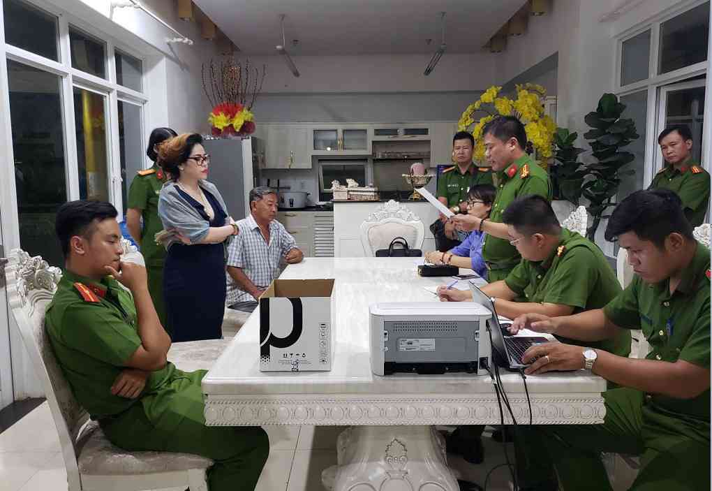 Công an TP HCM đọc lệnh bắt giam bà Nhung