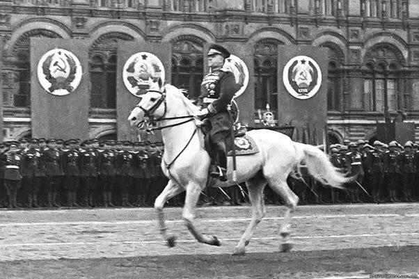 Zhukov cưỡi&nbsp;ngựa trắng tại Quảng trường Đỏ.