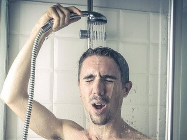 Sức khỏe đời sống - Tác hại của việc tắm nước nóng quá lâu