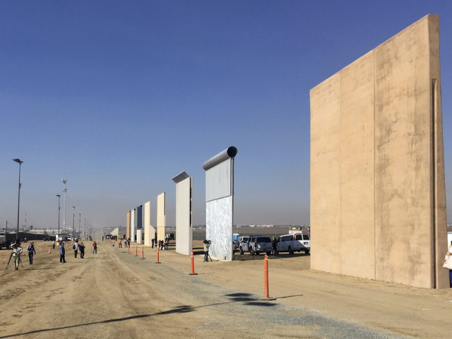 Khoan tay rẻ tiền xuyên thủng bức tường biên giới tỉ đô của ông Trump