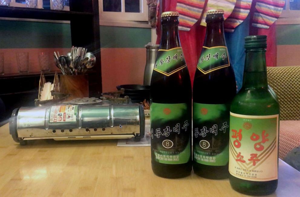 Thức uống với nhãn hiệu giả theo đồ uống có cồn của Triều Tiên. Ảnh: ABC News