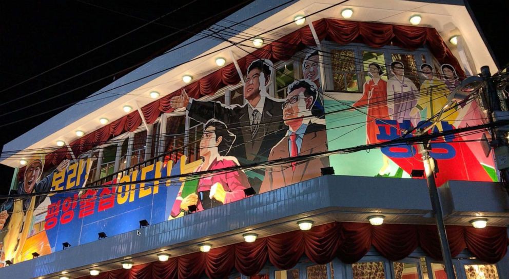 Quán rượu Bình Nhưỡng được trang trí theo phong cách Triều Tiên có cụm từ: "Nhìn kìa! đó là quán rượu Bình Nhưỡng!". Ảnh: ABC News