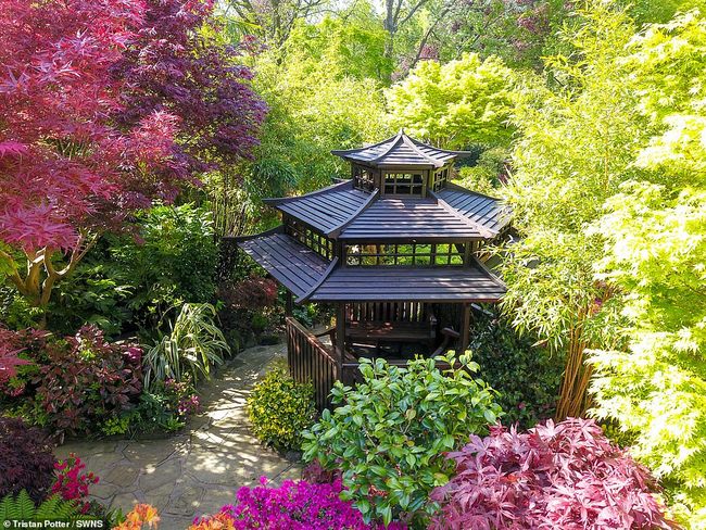 Ngôi chùa theo phong cách Nhật Bản nằm ở cuối con đường trong vườn, được bao quanh bởi các cây tre và các loại cây khác có nguồn gốc từ châu Á.