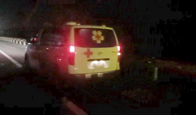 Xe cứu thươngmang BKS tỉnh Vĩnh Long đã bỏ mặc nạn nhân sau tai nạn giao thông. Tuy nhiên người dân đã nhìn được 2 đuôi của số điện thoại là số 71 có dán trên xe cứu thương.