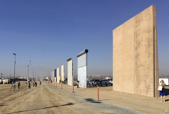 Các mẫu thiết kế hàng rào biên giới từng được đưa ra để quan chức Mỹ lựa chọn. Ảnh: AP