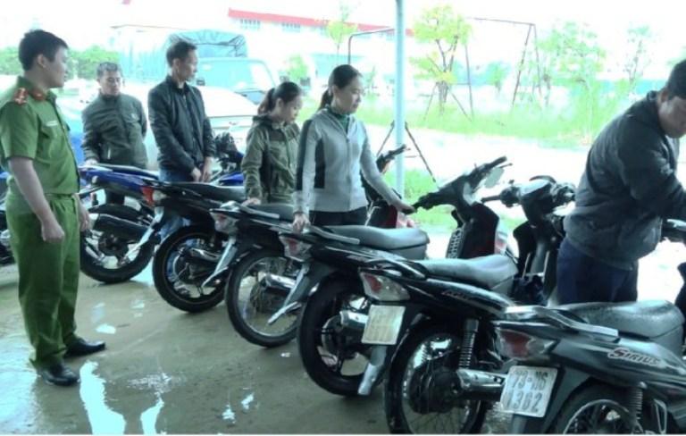 Cơ quan điều tra Công an tỉnh Quảng Bình trao trả tang vật các vụ trộm xe máy các bị hại.