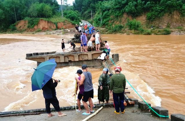Cầu bị đánh sập gây cô lập hàng ngàn hộ dân ở huyện miền núi An Lão.