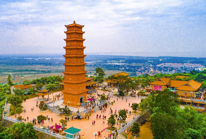 Vào thời nhà Lý (1010 – 1225), đạo Phật được tôn làm Quốc đạo. Hàng nghìn công trình Phật giáo cũng theo đó mà được xây dựng trên cả nước. Kỳ vĩ nhất là tháp Báo Thiên ở kinh đô Thăng Long và tháp Tường Long ở Đồ Sơn, TP. Hải Phòng.