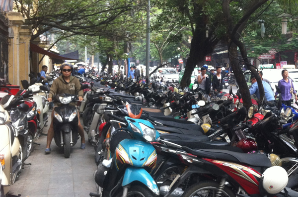Bãi gửi xe vỉa hè cũng có thể thu về tiền triệu mỗi ngày