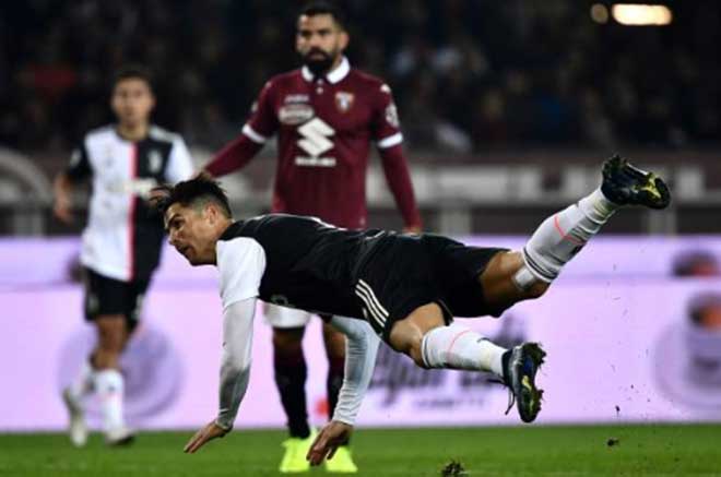 Ronaldo bay người đánh đầu vọt xà