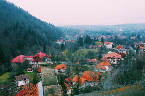 Khung cảnh đẹp như miền cổ tích nhìn từ cửa sổ lâu đài Bran