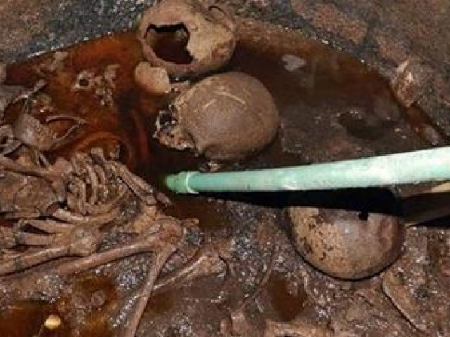 Du lịch - Hàng chục nghìn người xin uống nước... xương cốt từ quan tài 2.000 tuổi ở Ai Cập