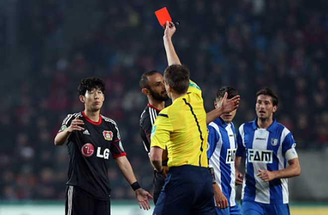 Thẻ đỏ đầu tiên của Son đến ở Leverkusen mùa 2014/15