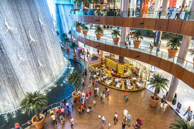 Trung tâm mua sắm Dubai:  Với hơn 1.200 cửa hàng và 150 nhà hàng, du khách có thể dành cả ngày tại trung tâm mua sắm này. Nơi đây còn có công viên giải trí trong nhà, sân trượt băng và thác nước nhân tạo khổng lồ.
