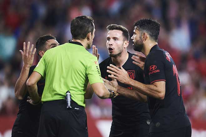 Các cầu thủ Atletico "sôi máu" vì trọng tài ở cuối trận gặp Sevilla