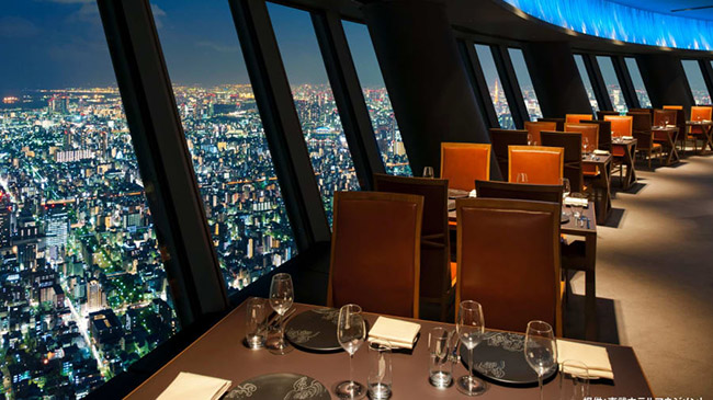 Tokyo Skytree là tòa tháp cao nhất của Nhật Bản, với chiều cao 634 m. Tầng quan sát nằm ở độ cao 450 m có cửa sổ kính trong suốt từ trần đến sàn và tầm nhìn 360 độ ra thành phố.
