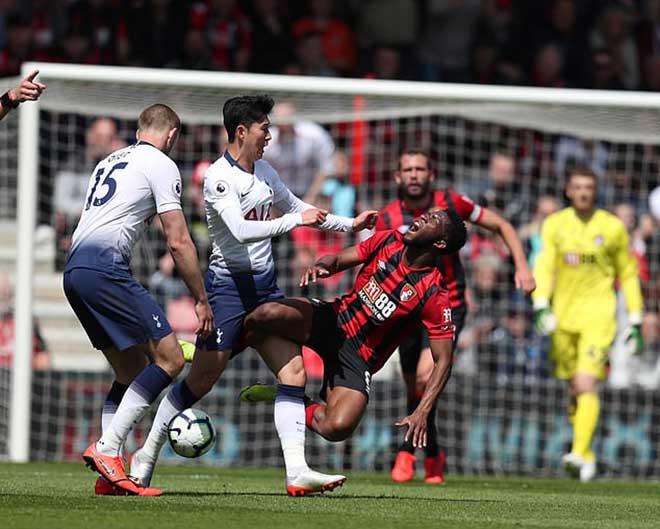 Son tức giận xô ngã Lerma sau khi bị Lerma dẫm vào chân và đánh cùi chỏ vào lưng