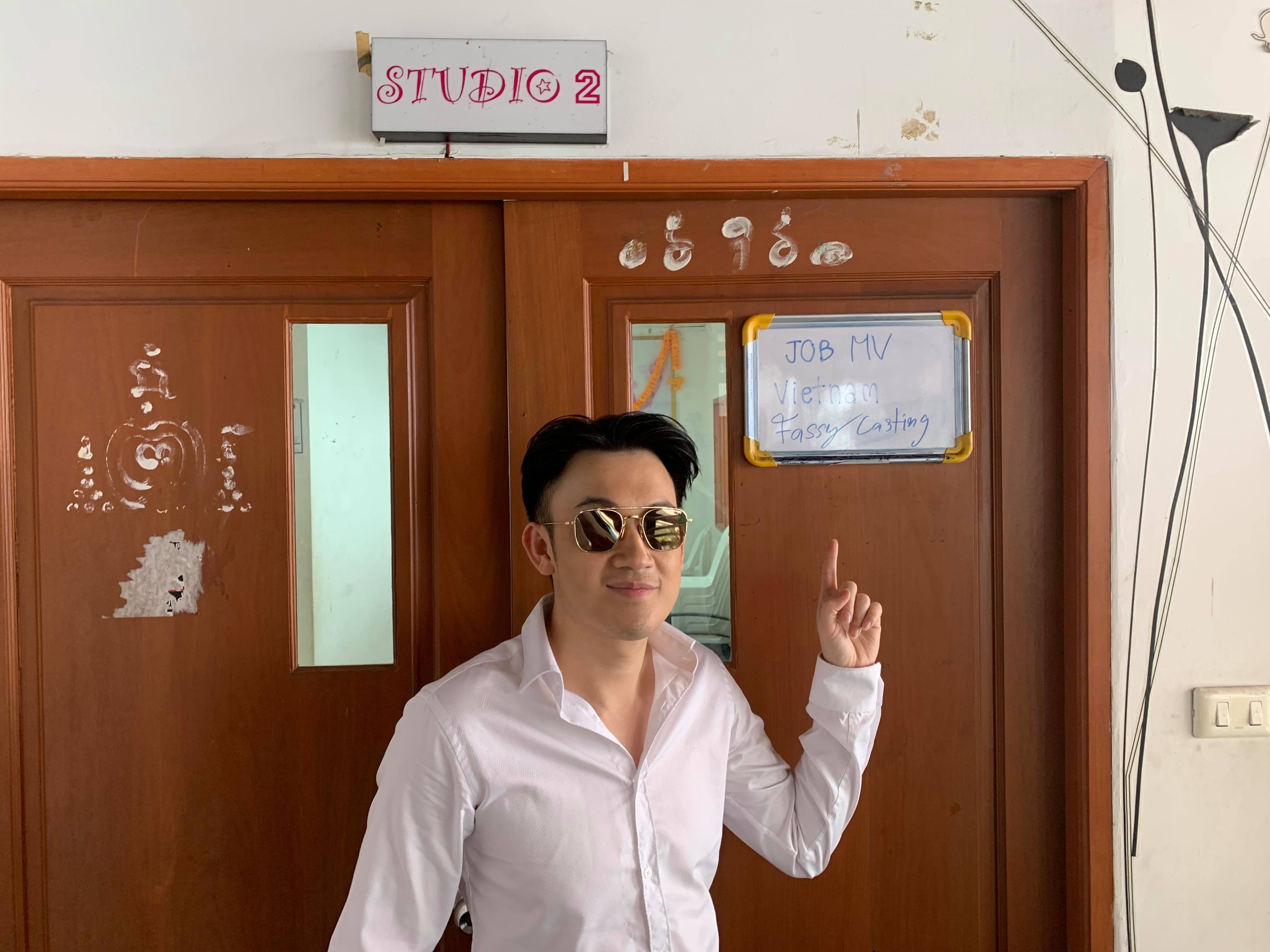Em trai Hoài Linh cất công sang tận Thái Lan tìm kiếm nữ chính cho MV sắp tới