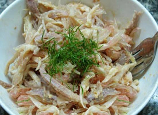 Thịt gà cần xé nhỏ trước khi trộn. Ảnh minh họa.