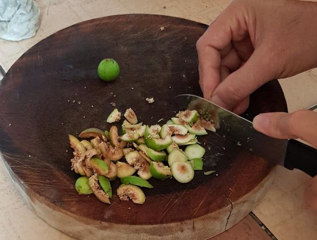 Nôm bưởi có thêm vị sung chát ăn rất ngon. Ảnh: H.D