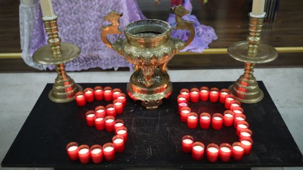 Nến được xếp thành hình số 39, là số người chết trong xe container hôm 23.10.