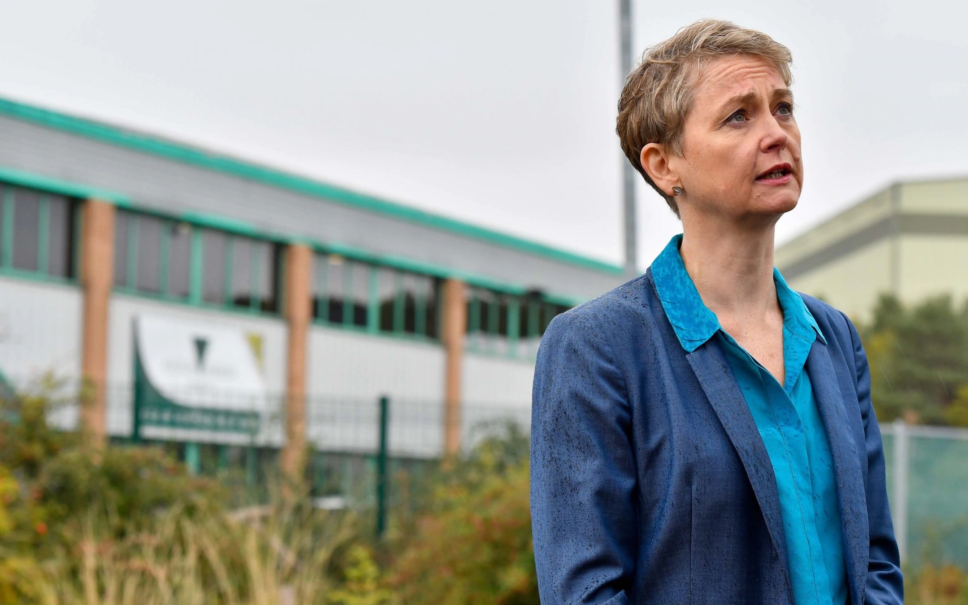 Bà Yvette Cooper, chủ tịch Ủy ban tuyển chọn nội vụ, cho biết các trường học phải chịu trách nhiệm với việc tuyển chọn học sinh của họ