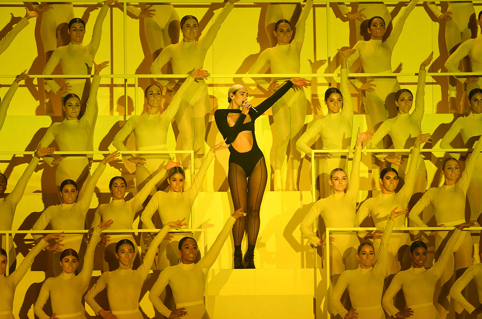 Dua Lipa thay đổi phong cách khi lên
trinh diễn tại lễ trao giải với trang phục khoe gần trọn cơ
thể.