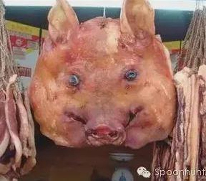 Thủ lợn: Đối với người Trung Quốc, đầu heo không chỉ là một món ăn đơn giản. Món ăn này được làm khá cầu kỳ. Nguyên một cái thủ lợn được hầm trong nhiều giờ với các loại thảo mộc và gia vị đặc biệt.