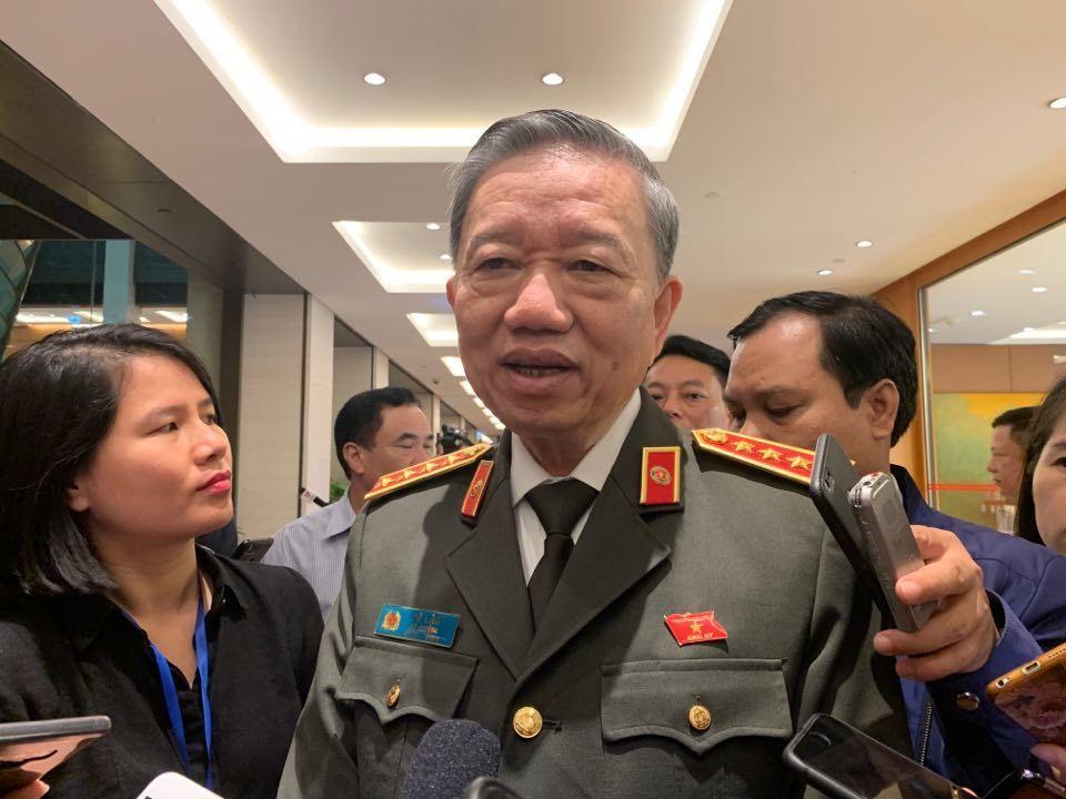 Bộ trưởng Công an Tô Lâm chia sẻ bên hành lang Quốc hội sáng 4/11.