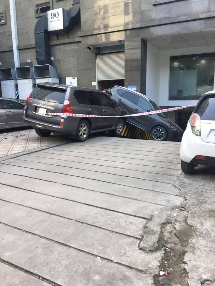 Xe ô to Mazda Cx5 “treo” lơ lửng giữa lối vào tòa nhà. Ảnh: V.K