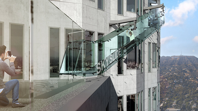 Du khách đến tầng quan sát OUE SkySpace LA mới trên đỉnh tháp US Bank ở Los Angeles có thể đi xuống SkySlide, một chiếc cầu kính được gắn bên ngoài tòa nhà, đi từ tầng 70 đến tầng 69. Con đường kính này treo lơ lửng ở độ cao hơn 300m.
