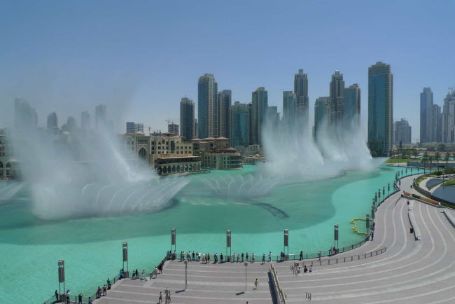 Đài phun nước Dubai: Nằm ngay bên ngoài trung tâm mua sắm Dubai, công trình là hệ thống nhạc nước lớn nhất trên thế giới. Nơi đây thu hút rất đông du khách, đặc biệt vào buổi tối với các màn trình diễn nhạc nước và ánh sáng.
