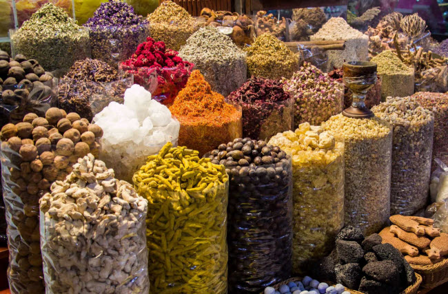 Chợ gia vị Dubai: Nằm ở thị trấn Deira, khu chợ bán những loại gia vị thảo dược và nhiều loại nước hoa.
